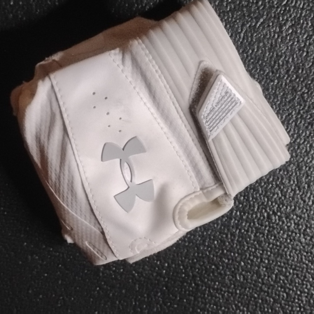 Under Armour Unisex White and Light Grey Sports Gloves
